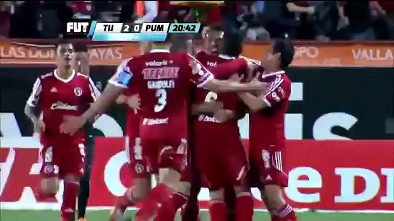 Arango marca doblete en Mexico contra los Pumas de la UNAM