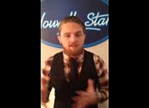 Micka, candidat de la Nouvelle Star, salue ses fans