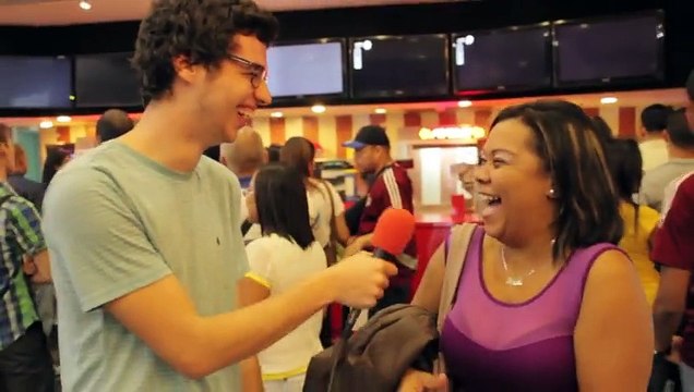 Santo Robot lleva sus preguntas incomodas en el estreno de 50 Sombras de Grey