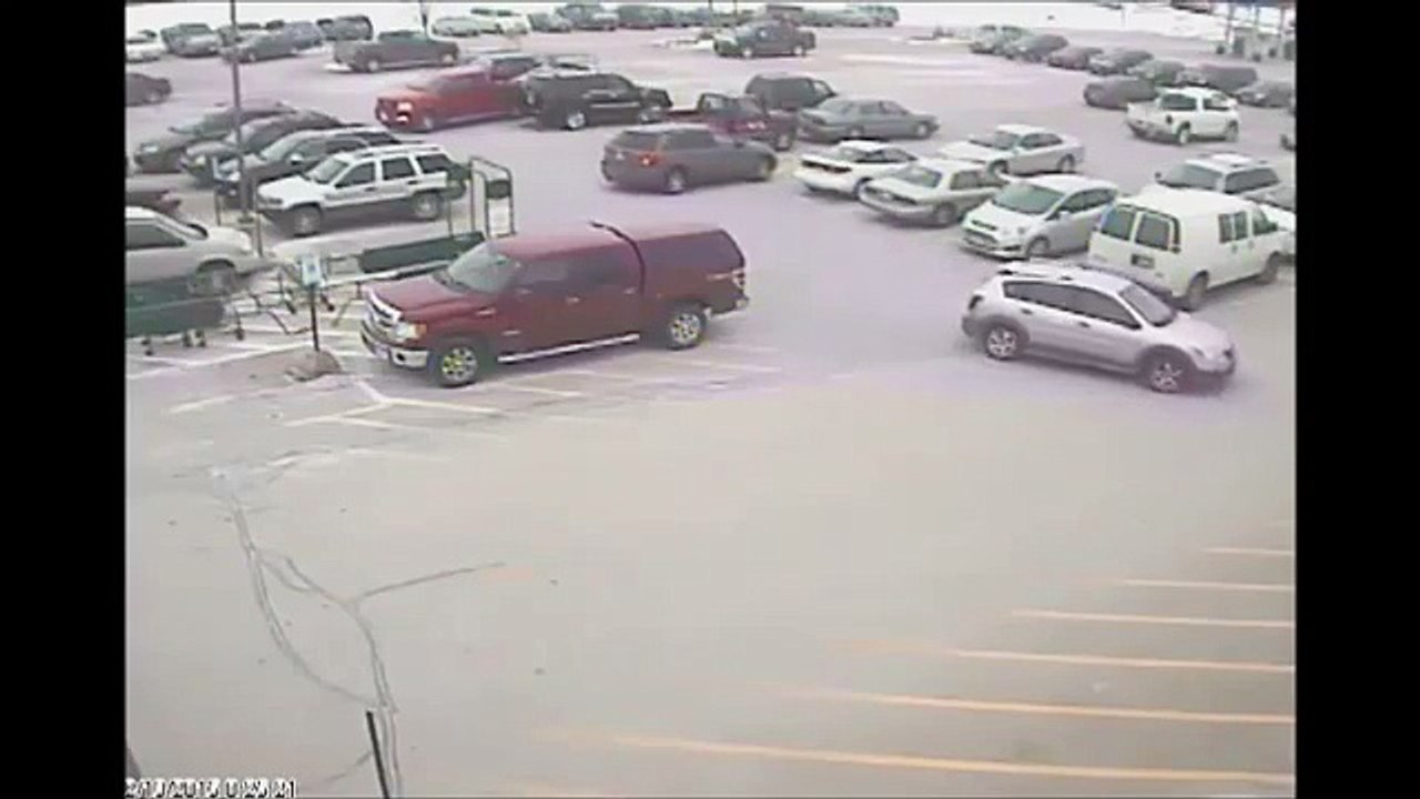 92 Year old crashes into 9 cars in Parking Lot - В США дедушка зацепил 9 машин на парковке