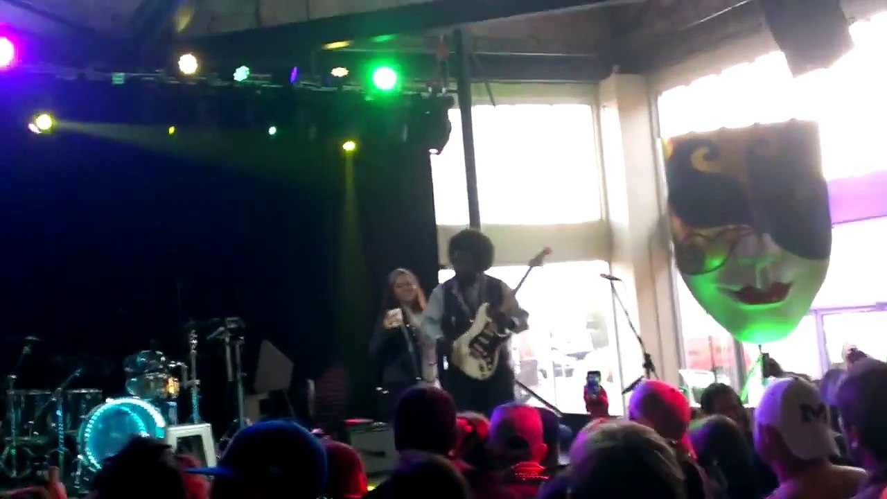 Afroman frappe au visage une fan