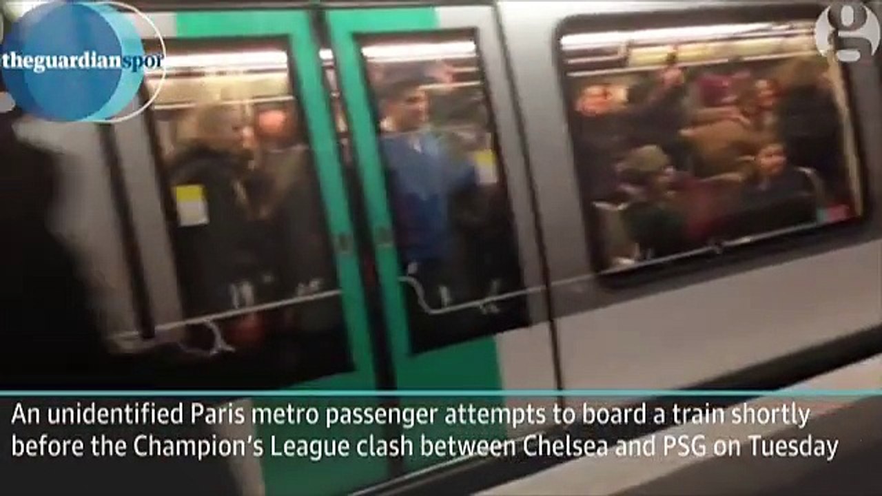 Des supporters de Chelsea empêchent un homme noir de monter dans le métro à Paris