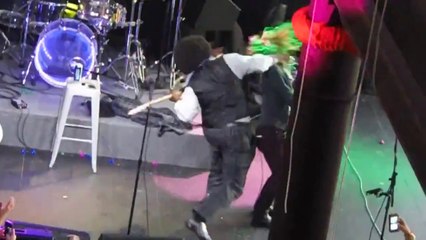 Le rappeur Afroman donne un violent coup de poing à une fan