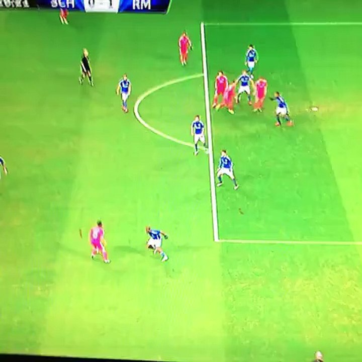 Cristiano Ronaldo adelanta al Real Madrid con gol de cabeza ante el Schalke 04