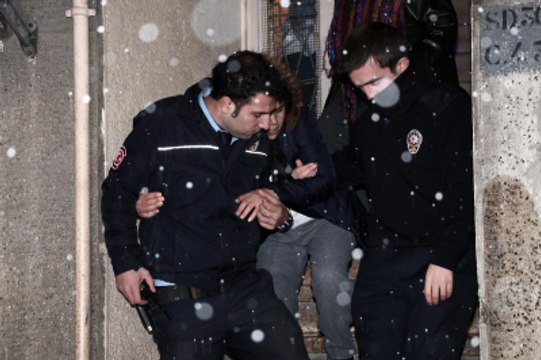 Kadın, Çocuğunun Gözü Önünde Erkek Arkadaşı Tarafından Bıçaklandı