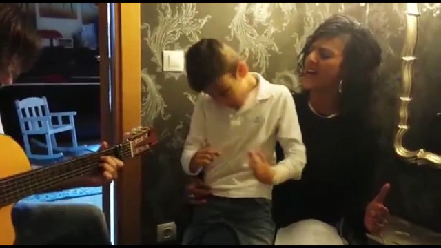 Adrian Martin Vega - Niño con problemas neurologicos cantando Que bonito de Rosario Flores