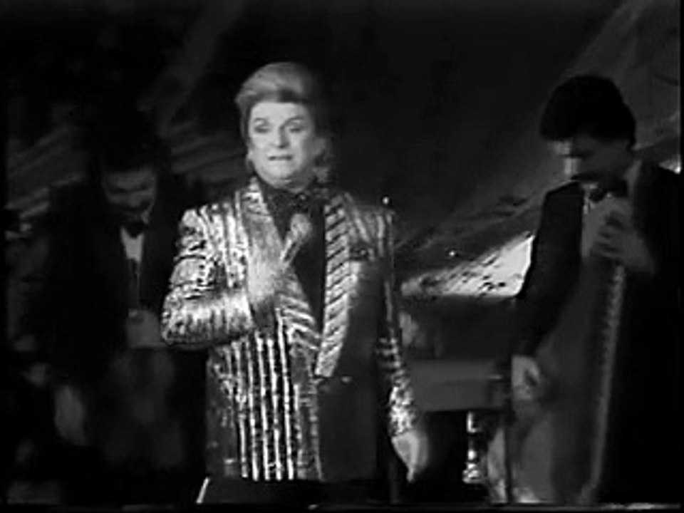 Sönmez Artık Yüreğimde Yanan Bu Sonsuz Ateş - Zeki Müren