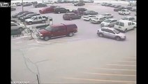Il défonce 9 voitures en sortant du parking: impressionnant !