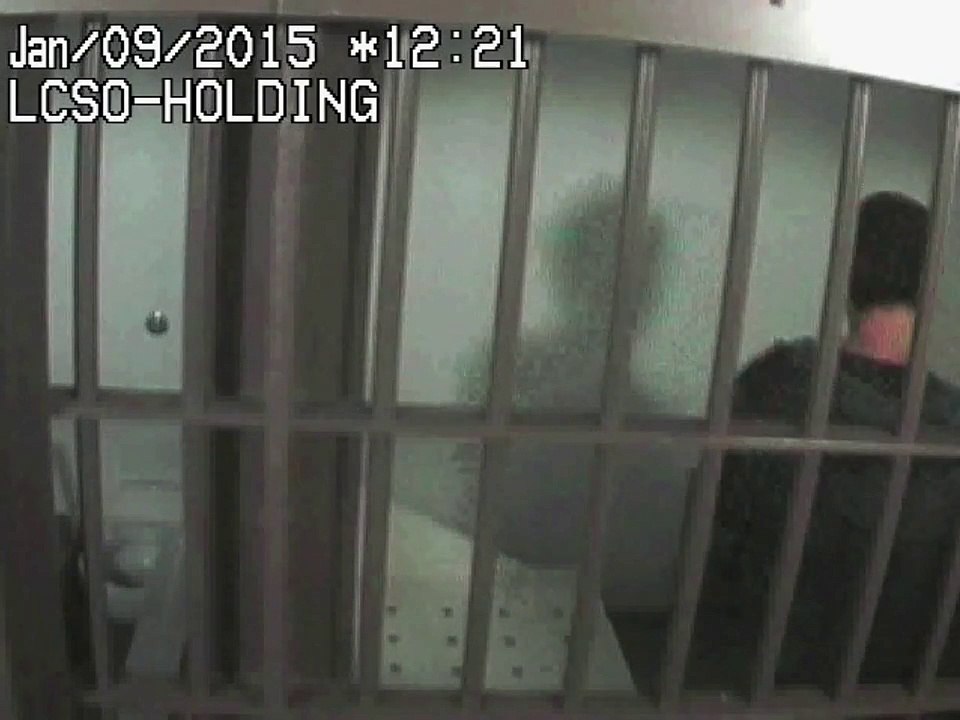 Un gars se frappe le visage et porte plainte contre un policier pour agression!