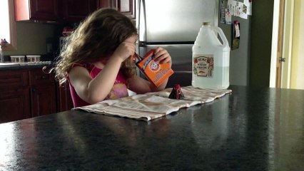 Girl fails at Baking Soda and Vinegar Volcano : That's a FAIL!