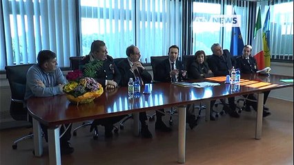 PROFUGHI AL LAVORO, PULIRANNO LA SPIAGGIA