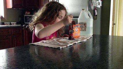 Elle voulait recréer un volcan avec du vinaigre et du soda mais ... (FAIL)