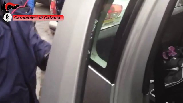 Catania - Scoperto un arsenale di armi nascosto in un'auto (18.02.15)
