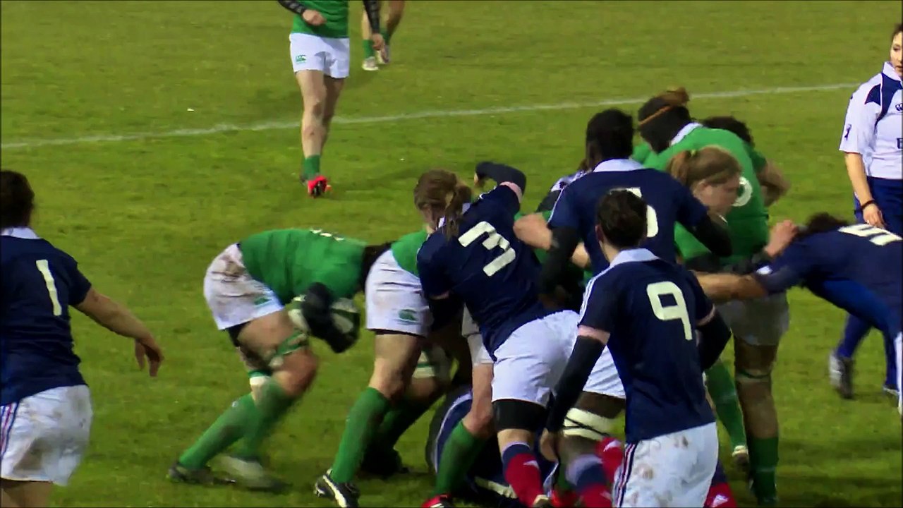 Une joueuse irlandaise marche sur la cheville de Manon André