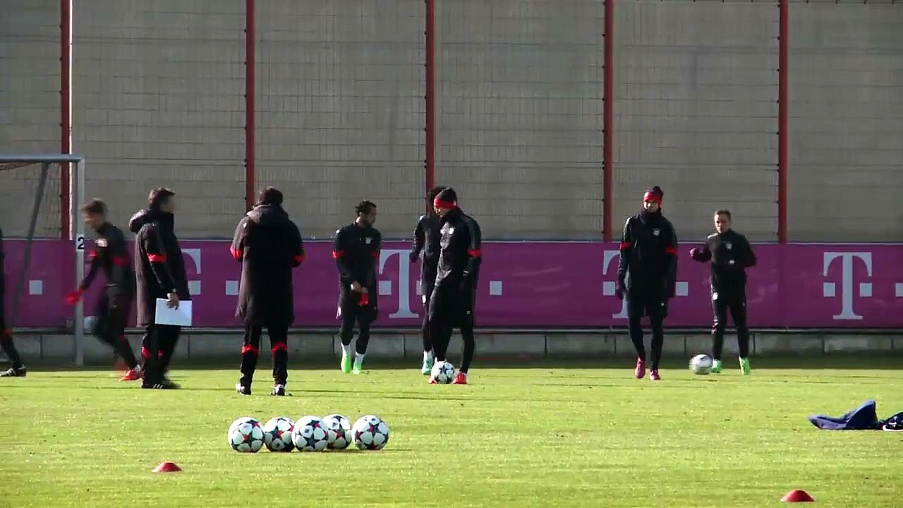 Thomas Müller imitates Cristiano Ronaldo during training session