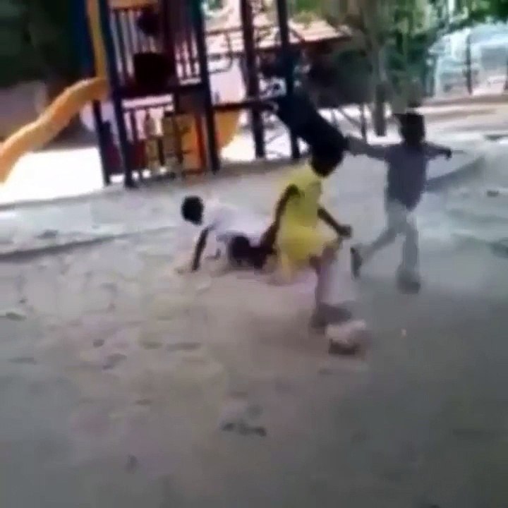 Football : une petite fille met la misère à deux garçons