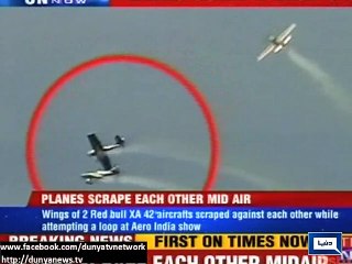 Dunya News - New Delhi: Wings of 2 planes collide during air acrobatics