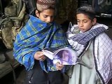 Des enfants afghans voient Jenna Jameson sur un magazine FHM