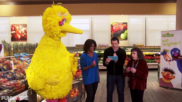 Michelle Obama faz campanha a favor da alimentação saudável com Garibaldo