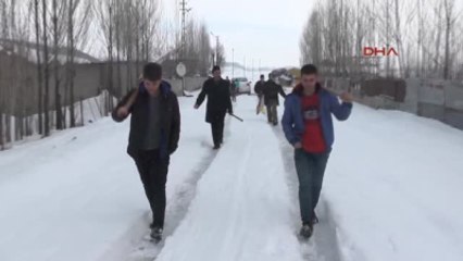 Muş İmece Usulü Baca Temizliyor