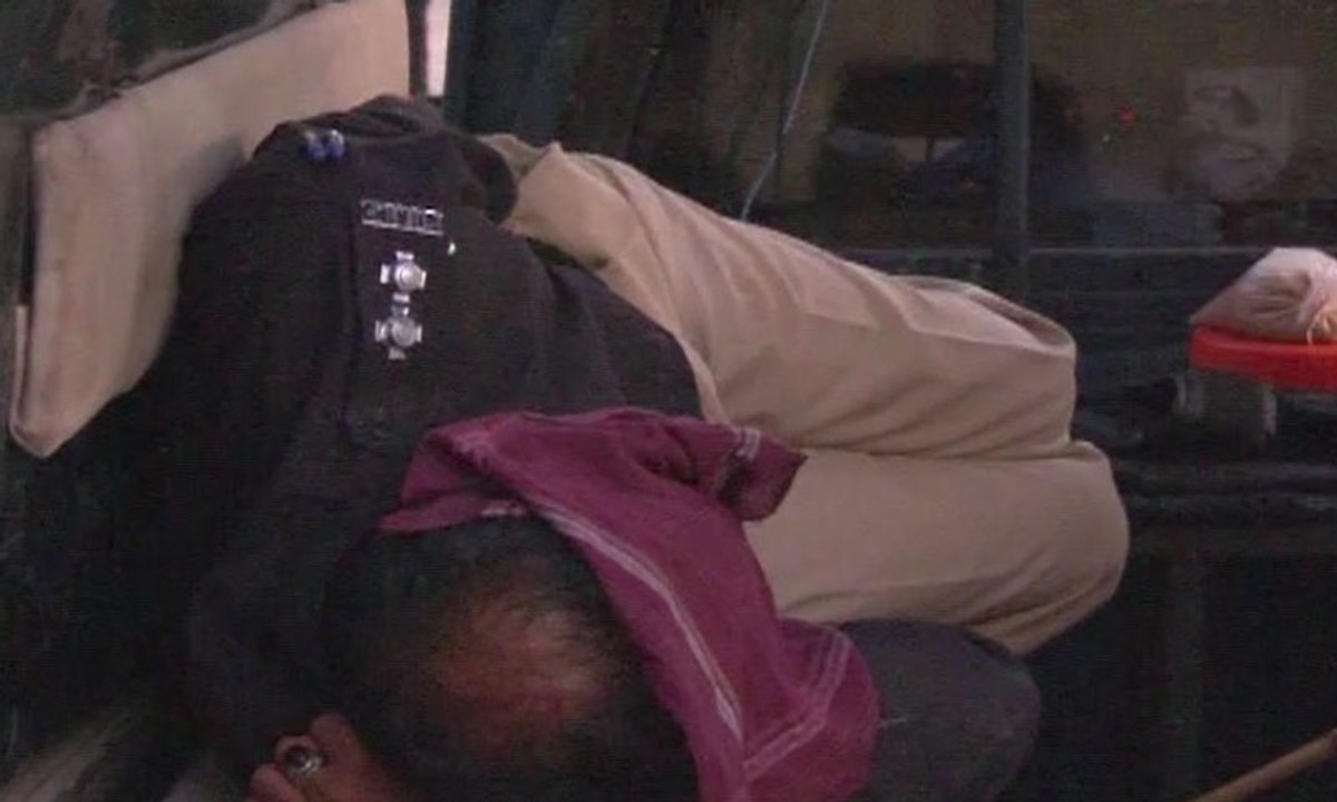 Policemen caught sleeping on duty in Karachi video Dailymotion