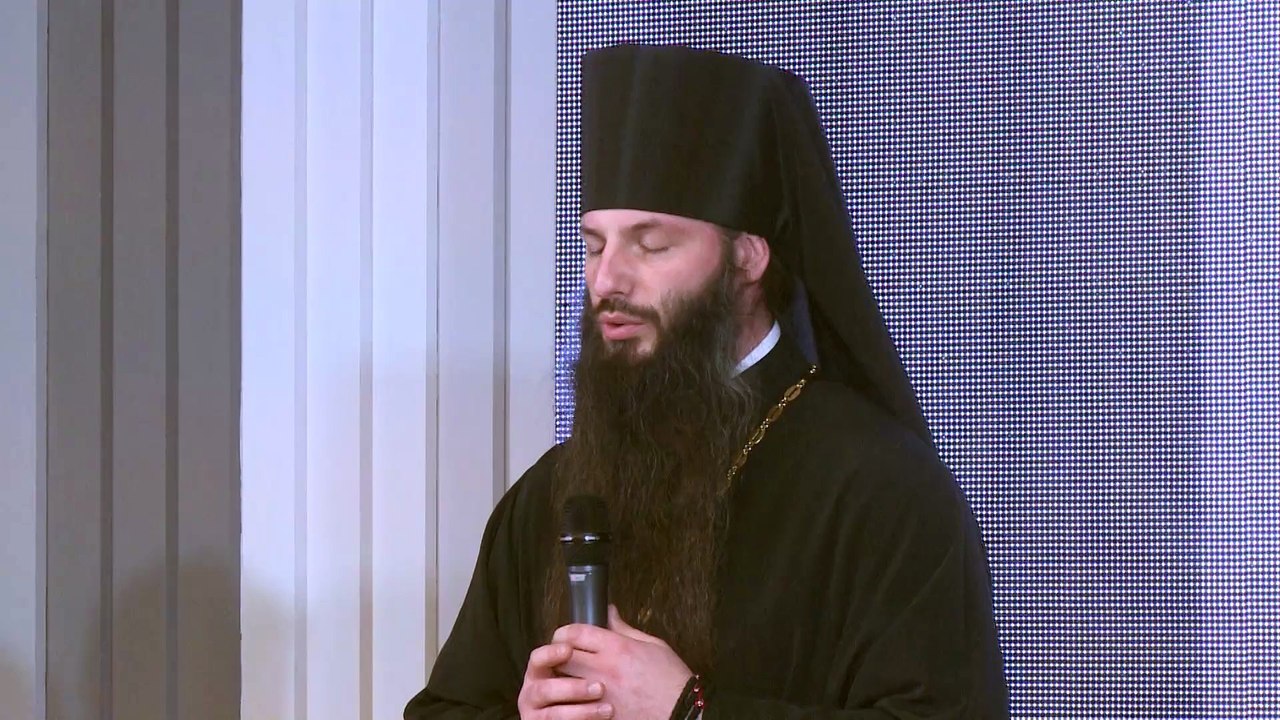 Игумен Сергий (Куксов) вручает медаль Главе Кинокомпании «Союз Маринс Групп» Александру Куликову