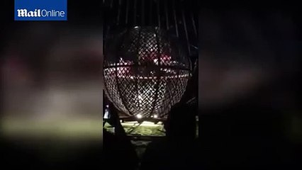 Motoqueiros colidem no globo da morte