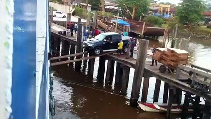 Embarquer une voiture sur un bateau à l'aide de planches