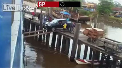 Gewagte Beladung- Wie kommt der Pick-up auf die Fähre-