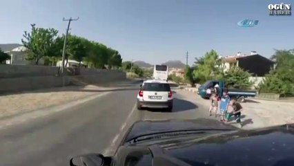 Son anda kurtuldular ! Korkunç anlar kamerada