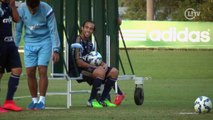 Valdivia brinca com auxiliar do Palmeiras durante treino