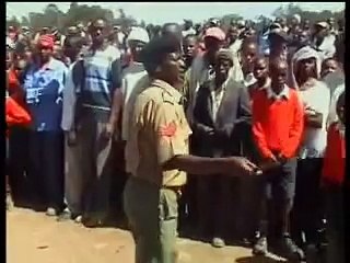 Elefante intrappolato nel fango - Trapped elephant in the mud in Kenya