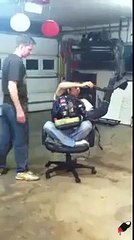 Regardez ce qu'il Fait avec un Souffleur de Feuille !