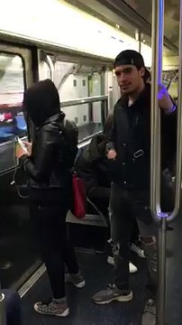 Ce mec est un Enfoiré ! Regardez ce qu'il Fait dans le métro