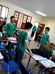 Valentão foi provocar o cara ERRADO na sala de Aula...