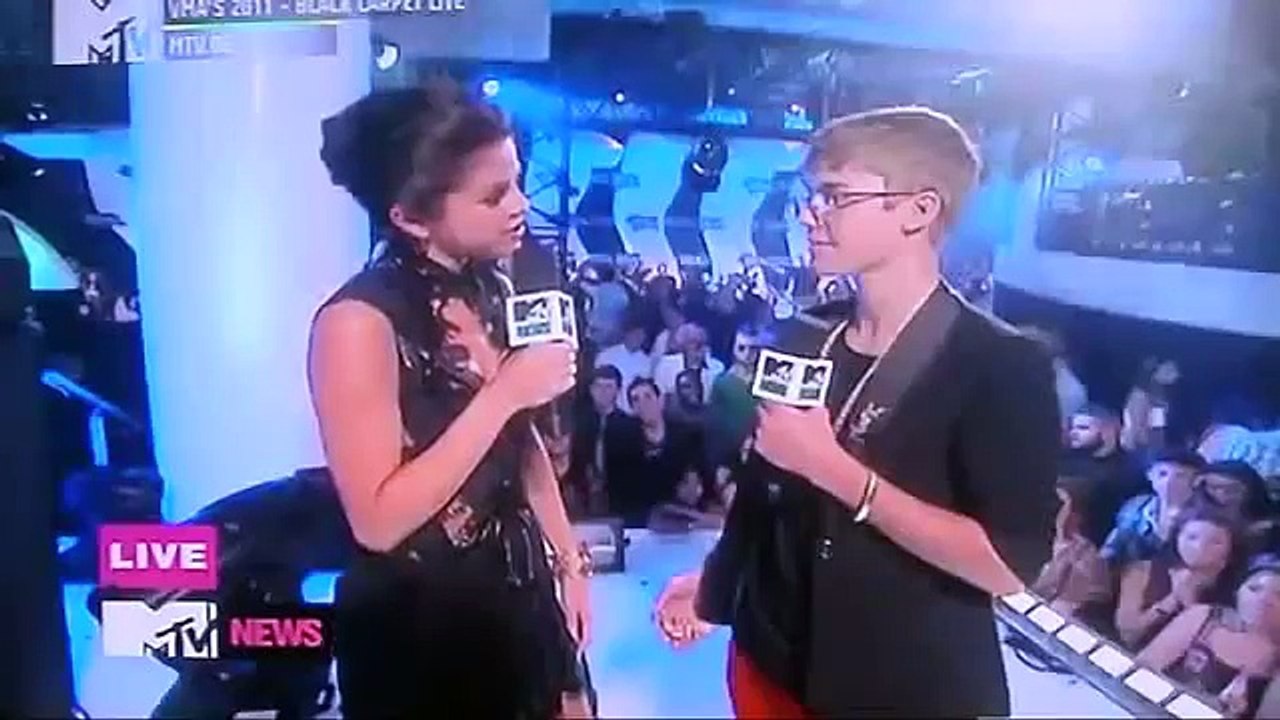 Justin Bieber Kiss Selena Gomez live at MTV Video Music Awards 2011