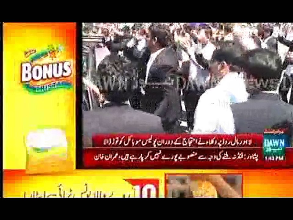 WUKKLA GARDI, LAHORE MAY WUKLA NEY POLICE MOBILE K SATH KYA KIA, 26 MAY, 2015