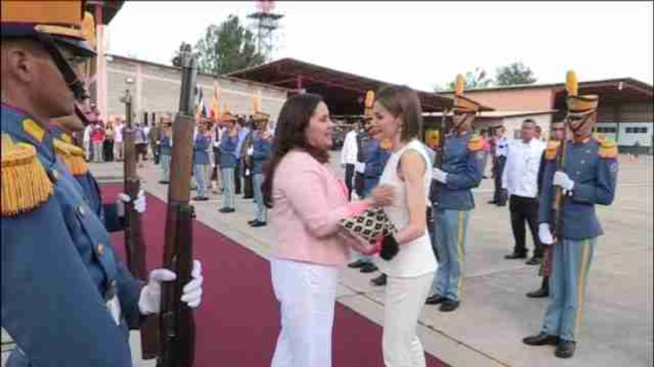 La Reina Letizia concluye su visita a Honduras y llega a El Salvador