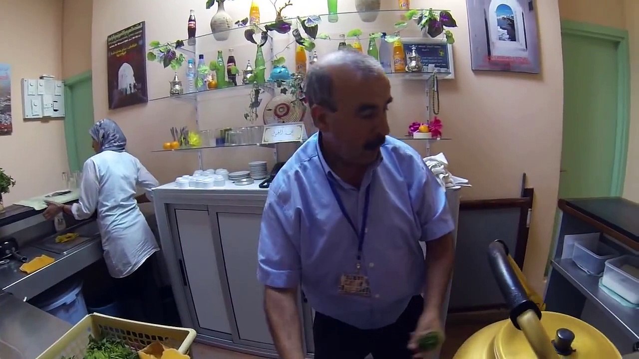 أسرع طريقة لعمل الشاي المغربي الأصلي من الفنان محمد الغول بأصيلة