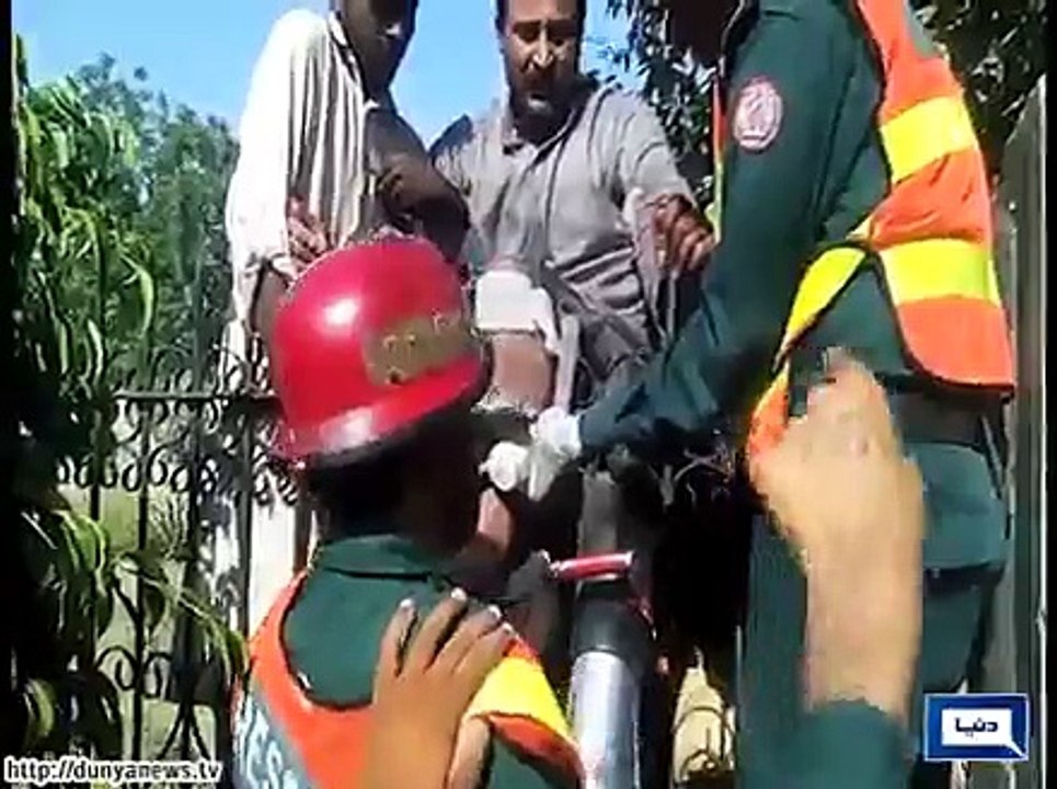 Dunya News - Sahiwal: Wanted criminal gets iron rod pass through leg while attempting to flee
