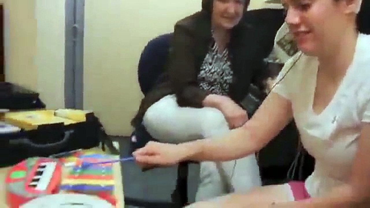 Duygulanmamak elde değil. Doğuştan ağır işitme kaybı olan kız (SAĞIR DEĞİL), işitme cihazı ile daha önceleri duyamadığı veya zor duyduğu sesleri net duyunca bakın nasıl seviniyor... İzleyin, Mutluluğa Şahit Olun...