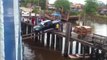 Au Brésil, on embarque une voiture sur un ferry en roulant sur des vulgaires planches en bois