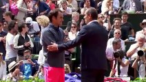 Roland-Garros  Roger Federer repousse un intrus venu faire un selfie sur le terrain