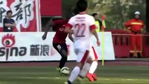 Goalkeeper drinking water misses the goal - Chinese goalkeeper concedes goal while drinking water