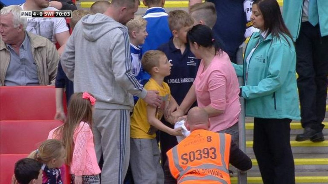 Elle arrache le maillot des mains d’un enfant