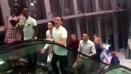 Steven Gerrard et ses coéquipiers de Liverpool interprètent la chanson de Kolo et Yaya Touré à Dubai