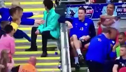 Angleterre : elle arrache le maillot des mains d’un enfant !