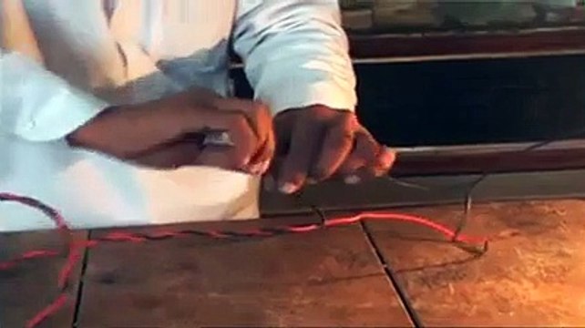 Amazing Video-Bijli Ustad Jis Ko 220 Watts Ka Current Bhi Nahi Lagta-
