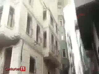 Alevler bir anda çatıyı sardı