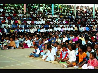 MADAGASCAR - Akamasoa - Père Pédro OPEKA ..wmv